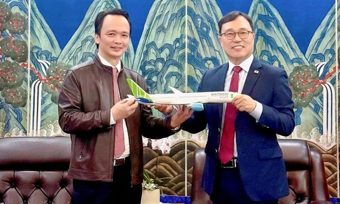 Trinh Van Quyet (L), former chairman of property developer FLC Group, meets Choi Youngsam, the South Korean ambassador to Vietnam, at the Embassy of the Republic of Korea in Hanoi on January 26, 2026. Photo courtesy of FLC Group