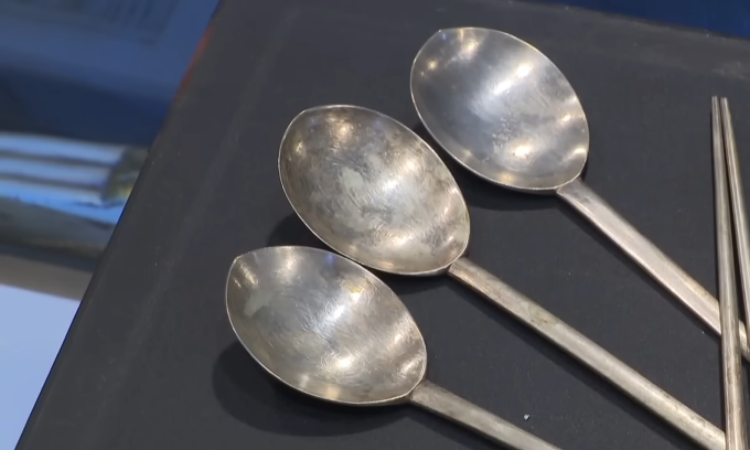 Silver spoons were brought in for sale. Photo courtesy of Youtube/Channel A News (Korea)
