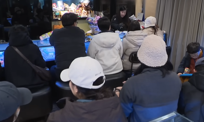 People queue to trade silver in a shop in Seoul, South Korea. Photo courtesy of Youtube/Channel A News (Korea)
