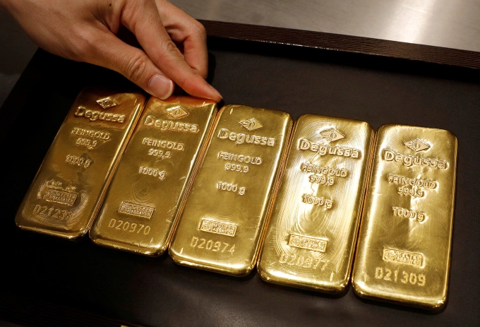 An employee shows gold bullion at Degussa shop in Singapore, June 16, 2017. Photo by Reuters