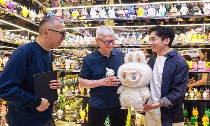 Tim Cook (center) receives a Labubu doll from Pop Mart CEO Wang Ning (R) and The Monsters creator Kasing Lung. Photo from X