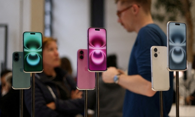 iPhone 16 models on display at a store in London, UK, in 2024. Photo by Reuters