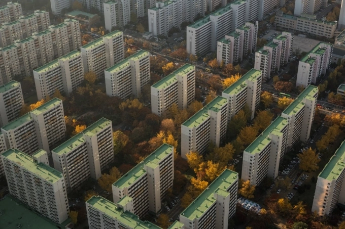 Apartment buildings of the Yeouido district of Seoul, as seen from the landmark 63 tower, November 15, 2016. Photo by AFP