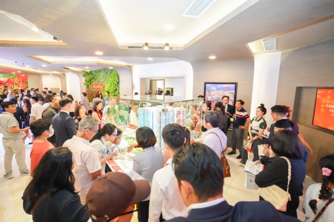 Customers explore the Phu My Hung Harmonie project at the launch event on the evening of Jan. 24, 2026. Photo courtesy of Phu My Hung