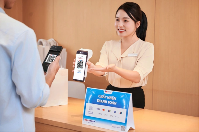 Customers can make safe and convenient payments via VNPAY-QR code. Photo courtesy of VNPAY
