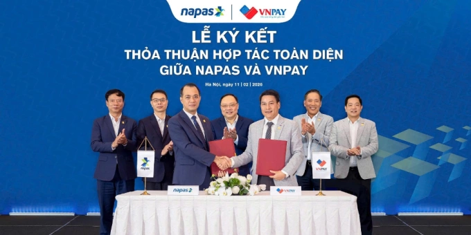 VNPAY and Napas representatives shake hands at the signing ceremony on Feb. 11, 2026. Photo courtesy of VNPAY