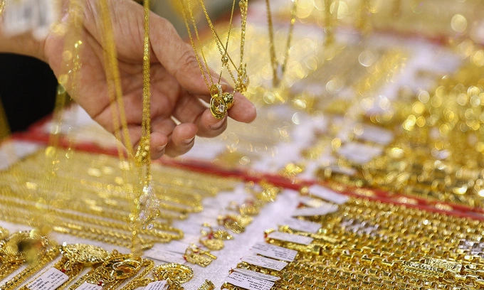 Gold prices fall
