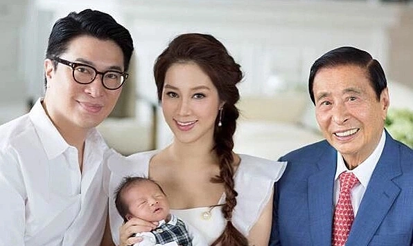 Hong Kongs propert magnate Lee Shau Kee (far R), his son Martin Lee (far L), and his daughter-in-law Cathy Chui. Photo from Chuis Instagram