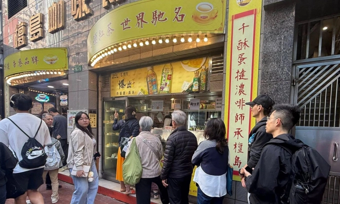 Customers queue up outside Honolulu Coffee Shops Wan Chai store on Feb. 13, 2026 before its planned shutdown on March 1, 2026. Photo courtesy of Honolulu Coffee Shop