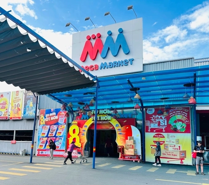 Customers in front of Mega Market center. Photo courtesy of Mega Market Vietnam
