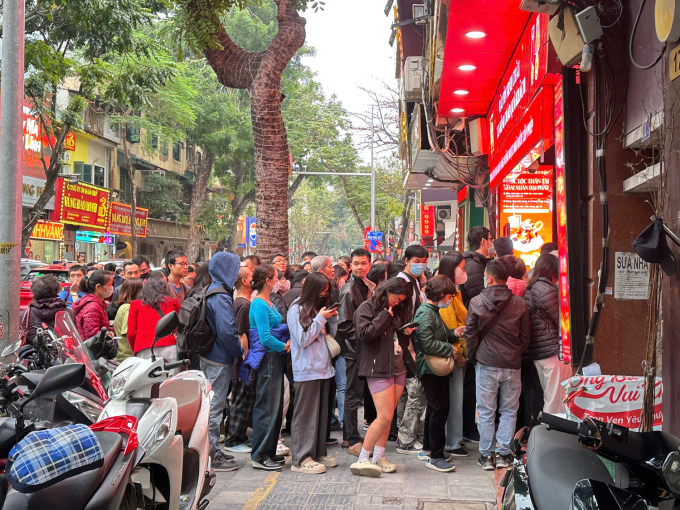People queue to buy gold at a store on Tran Nhan Tong Street, Hanoi, on the morning of Feb. 23, 2026. Photo by VnExpress/Trong Hieu