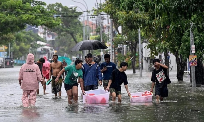 Floods Evacuate Tourists From World's Best Destination
