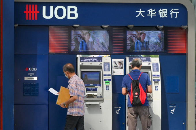 A banking customer uses a United Overseas Bank (UOB) ATM in the Raffles Place financial district in Singapore on Aug. 10, 2023. Photo by AFP