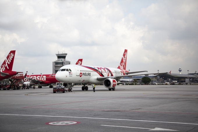 2023 年 4 月 30 日,亚洲航空的飞机停在马来西亚吉隆坡的吉隆坡国际机场。法新社照片