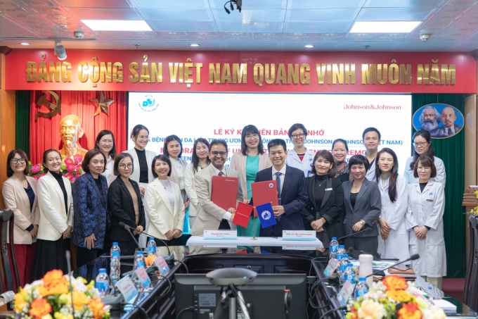 Representatives from Johnson & Johnson Vietnam and the National Hospital of Dermatology and Venereology. Photo courtesy of J&J