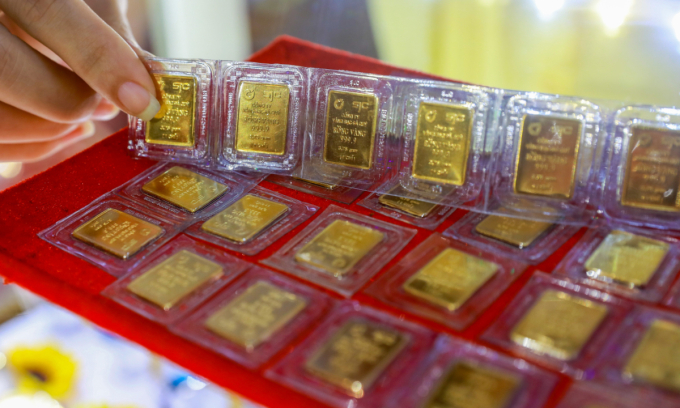 A person holds gold bars at a shop in Ho Chi Minh City. Photo by VnExpress/Quynh Tran