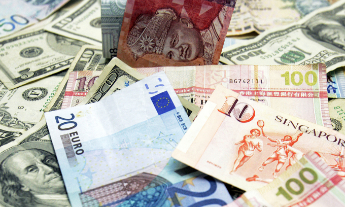 This photo taken in Hong Kong on Jan. 12, 2008, shows various currency bank notes including the Hong Kong dollar, the US dollar, the Euro, Singaporean dollars and the Malaysian ringgit. Photo by AFP