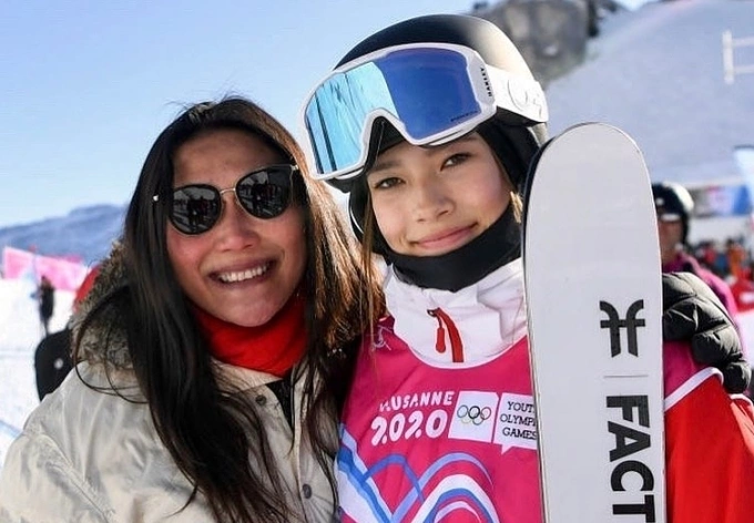 Eileen Gu and her mother Yan Gu. Photo by Instagram/@eileengu