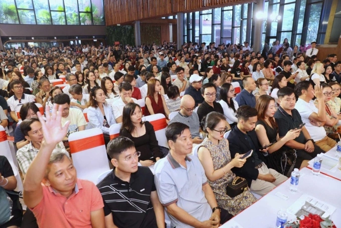Thousands of people attended the sales event. Photo by VnExpress/Quynh Tran
