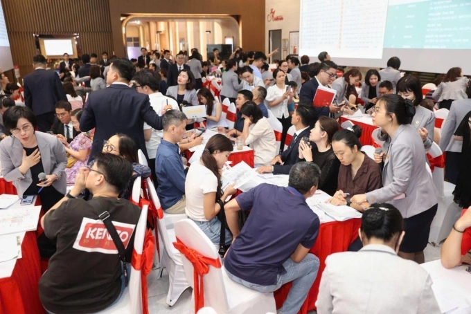 Customers enter the apartment selection area. Photo by VnExpress/Quynh Tran