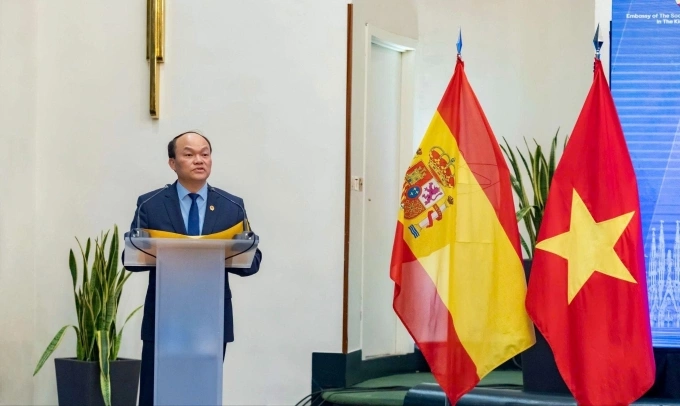 H.E. Doan Thanh Song, Ambassador of Vietnam to Spain, speaking at the forum. Photo courtesy of ???
