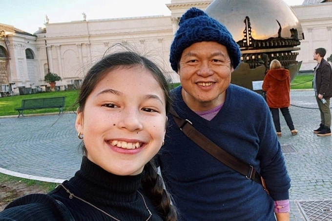 An old photo of figure skater Alysa Liu and her father Arthur Liu. Photo by Instagram/@alysaxliu