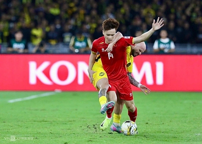 Vietnam midfielder Nguyen Hoang Duc (in red) during the 0-4 defeat to Malaysia in the 2027 Asian Cup qualifiers, at Bukit Jalil Stadium, Malaysia on June 10, 2025. Photo by VnExpress/Hai Tu