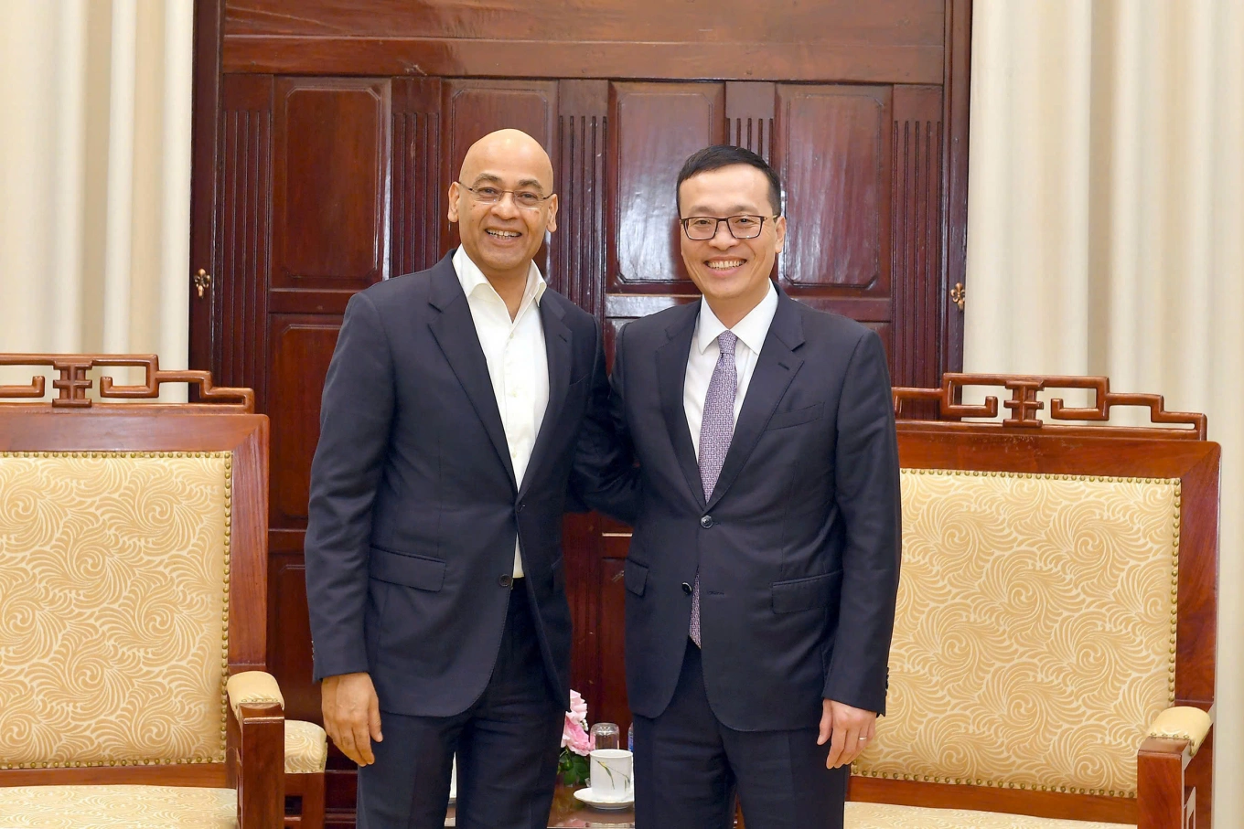 Asia South Cluster and Banking Head for Citi Amol Gupte (L) meets with the State Bank of Vietnam’s Deputy Governor Pham Quang Dung (R). Photo courtesy of Citi