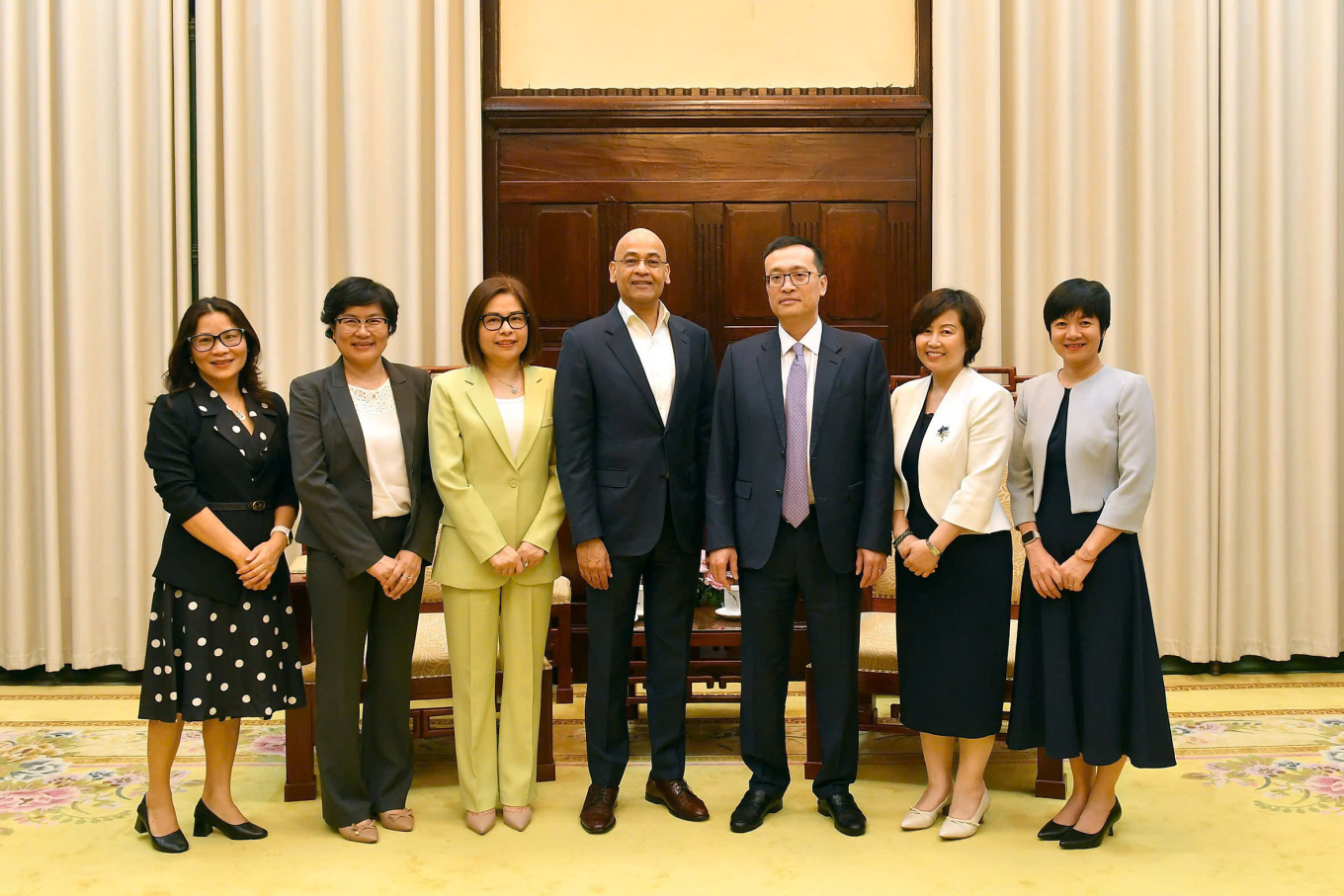 Asia South Cluster and Banking Head for Citi Amol Gupte (C) and Vietnam Citi Country Officer and Banking Head Minh Ngo (3rd, L) with the State Bank of Vietnam’s Deputy Governor Pham Quang Dung (4th, L) took photo during the visit to Vietnam. Photo courtesy of Citi