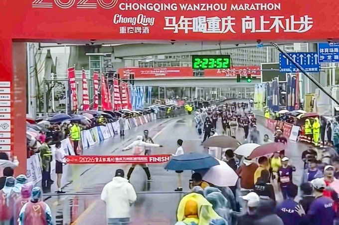 A screenshot showwing the winner of the 2026 Chongqing Wanzhou Marathon, Sheng Xueli, was stopped and diverted just before the finish line.