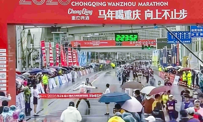 China suspends marathon official who blocked winner at finish line