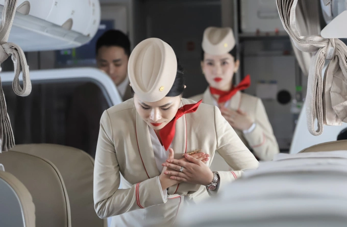 SPAs flight attendants bowing before taking off. Photo courtesy of Sun Group