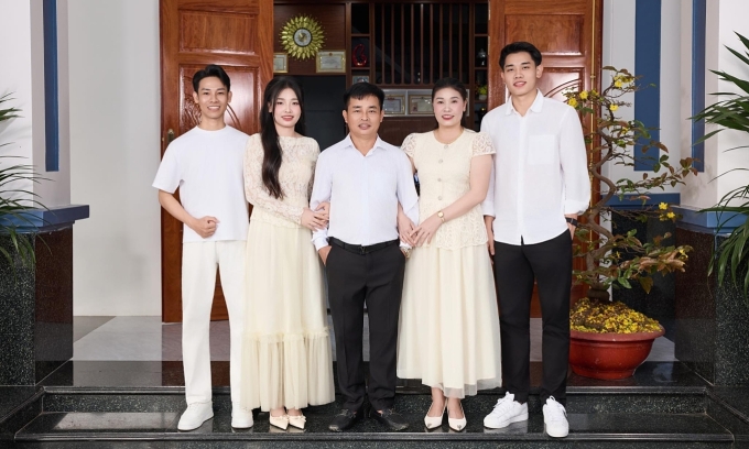 Vietnam rising football star Dinh Bac builds new home for parents