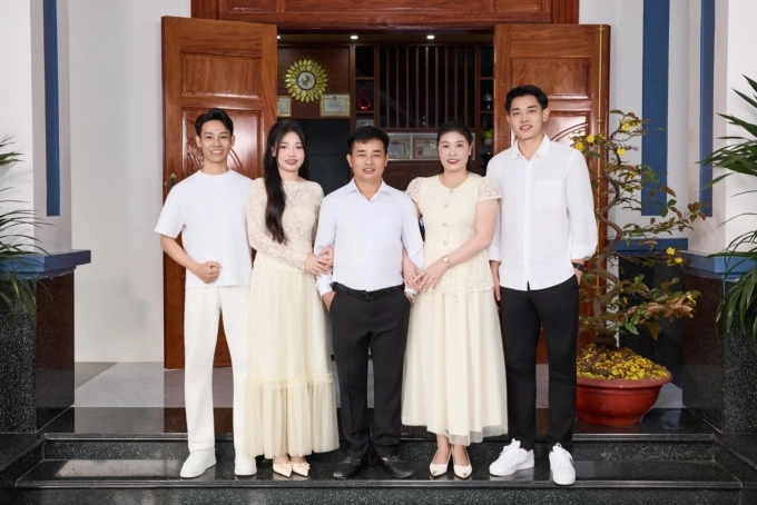 Nguyen Dinh Bac (far right) and his family. Photo by Instagram/@bac.nguyendinh.942