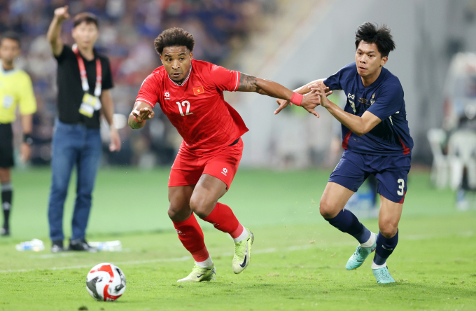 Naturalized striker Nguyen Xuan Son (L) during the clash between Vietnam and Thailand in the first leg of the 2024 ASEAN Cup final. Photo by VnExpress/Duc Dong