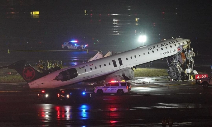 Two pilots killed after Air Canada jet hits fire truck on LaGuardia runway - VnExpress International