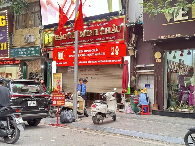 Cửa hàng số 15 Trần Nhân Tông đóng cửa, lực lượng chức năng đang làm việc ở bên trong. Ảnh: Trọng Hiếu