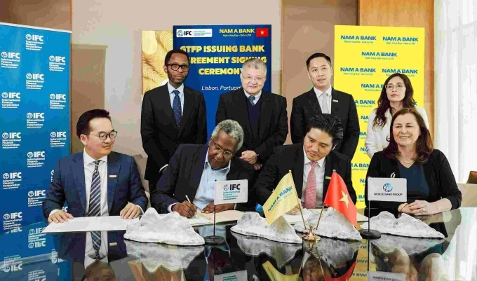 Tran Khai Hoan (2nd, L, front row), Member of the Board of Directors and Acting CEO of Nam A Bank, and Mohamed Gouled (2nd, R, front row), Vice President of IFC, signed a cooperation agreement witnessed by senior leaders from both sides and Nguyen Manh Thang (L), Ambassador Extraordinary and Plenipotentiary of Vietnam to Portugal. Photo courtesy of Nam A Bank