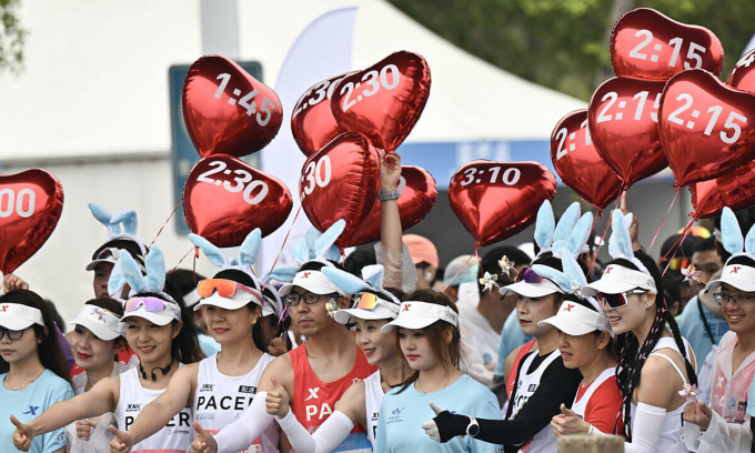 China bans runner after mid-marathon splits goes viral
