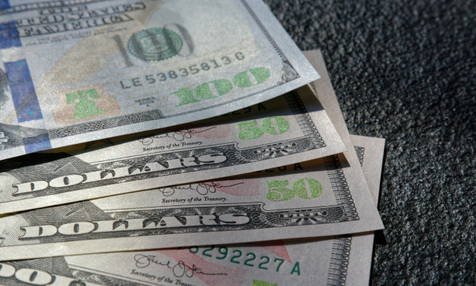 Dollar strengthens against dong on black market
