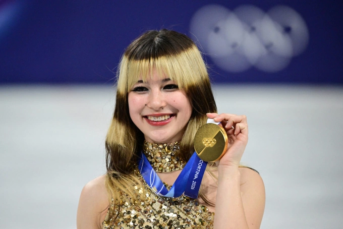 Alysa Liu holds her gold medal at the 2026 Winter Olympics. Photo by AFP