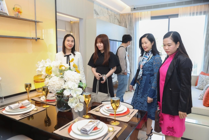 Customers visit the show units. Photo by VnExpress/Quynh Tran