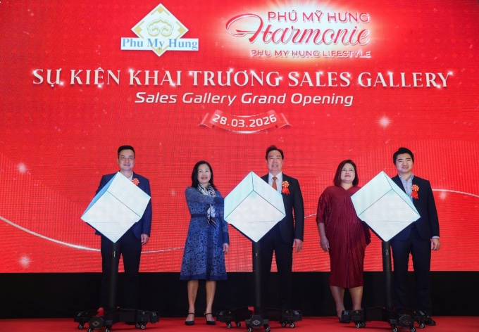 Phu My Hung representatives at the Harmonie Sales Gallery opening ceremony. Photo by VnExpress/Quynh Tran