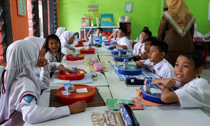 Indonesia cuts free meal budget as petrol prices soar