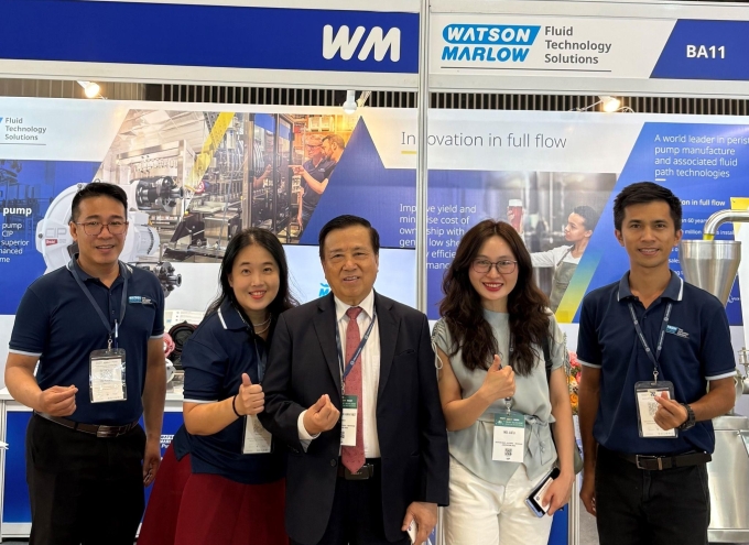Assoc. Prof Dr Nguyen Van Viet (C), Chairman, Vietnam Beer Alcohol Beverage Association (VAB), was present at the product launch event for peristaltic balm and sinusoidal-shaped boxes. Photo courtesy of WMFTS
