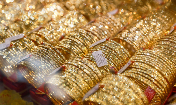 Gold prices narrow morning gains