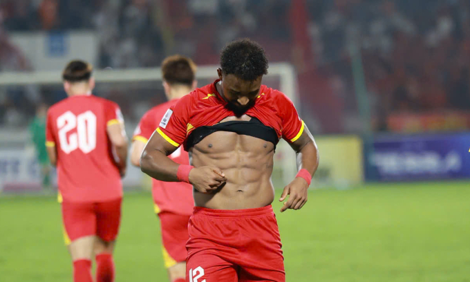 Vietnam naturalized striker Nguyen Xuan Son shows abs after scoring in response to overweight criticism