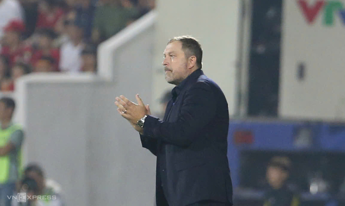 Coach Peter Cklamovski during Malaysias 1-3 loss to Vietnam in the 2027 Asian Cup qualifiers at Thien Truong Stadium, Ninh Binh Province, on March 31, 2026. Photo by VnExpress/Hieu Luong