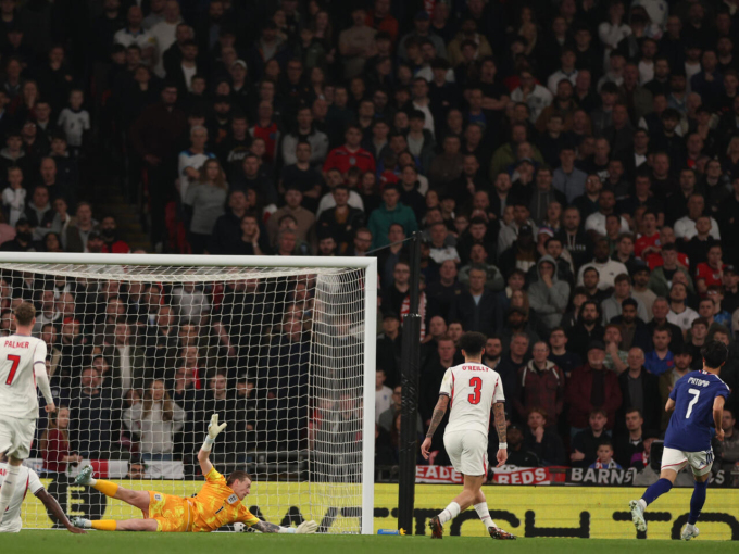 Kaoru Mitoma scores the winner against England. Photo by AFP