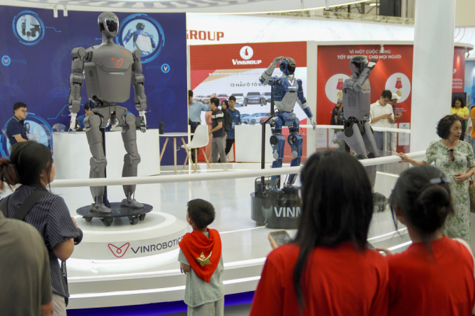 Visitors explore a robot exhibition booth at the 80-year national achievements exhibition at the National Exhibition Center, Hanoi, on Aug. 28, 2025. Photo by VnExpress/Nguyen Dong